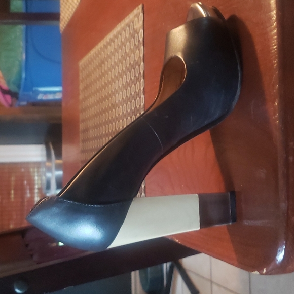 BCBG square chuck heal, open toe gorgeous shoes! - Picture 8 of 8